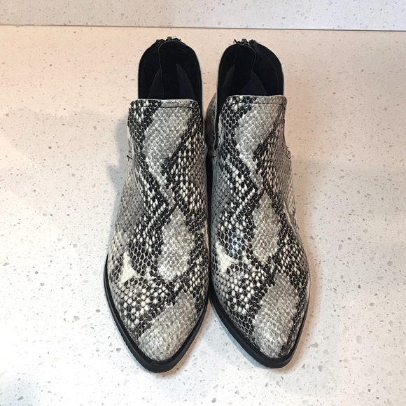 🔴 4/$15 BLONDO Waterproof Black & Gray Snakeskin Ankle Booties size 6.5 in EUC - Picture 3 of 14